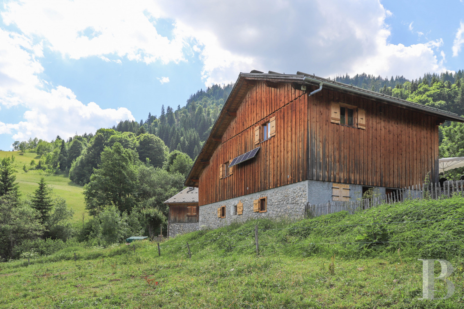 A traditional chalet barn surrounded by alpine pastures in Haute-Savoie, not far from Morzine - photo  n°2